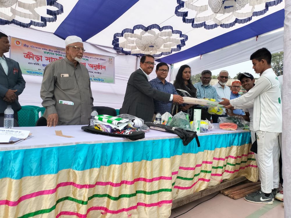 মাদারীপুরে তারুণ্যের উৎসব উদযাপনে ক্রিকেট প্রতিযোগিতা অনুষ্ঠিত